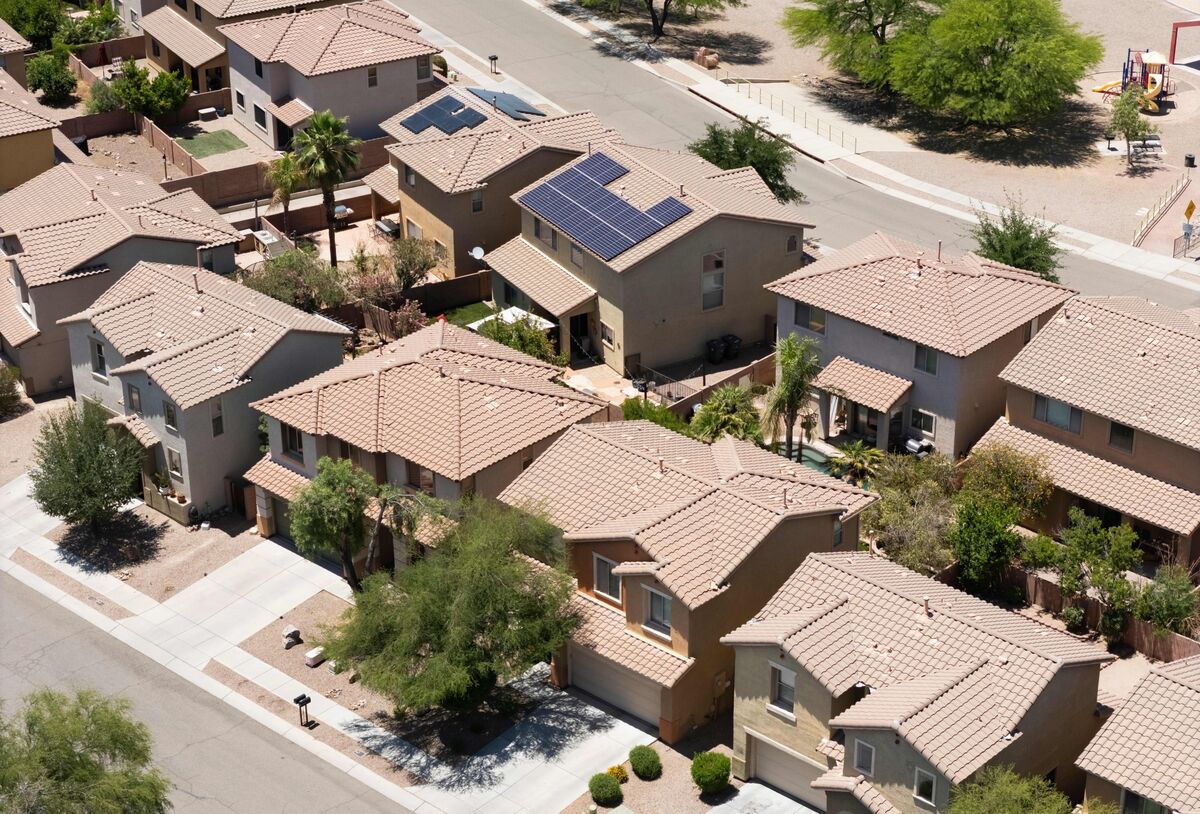 Illustrative photo for: US Homeowners Rush to Complete Solar Panel Installation