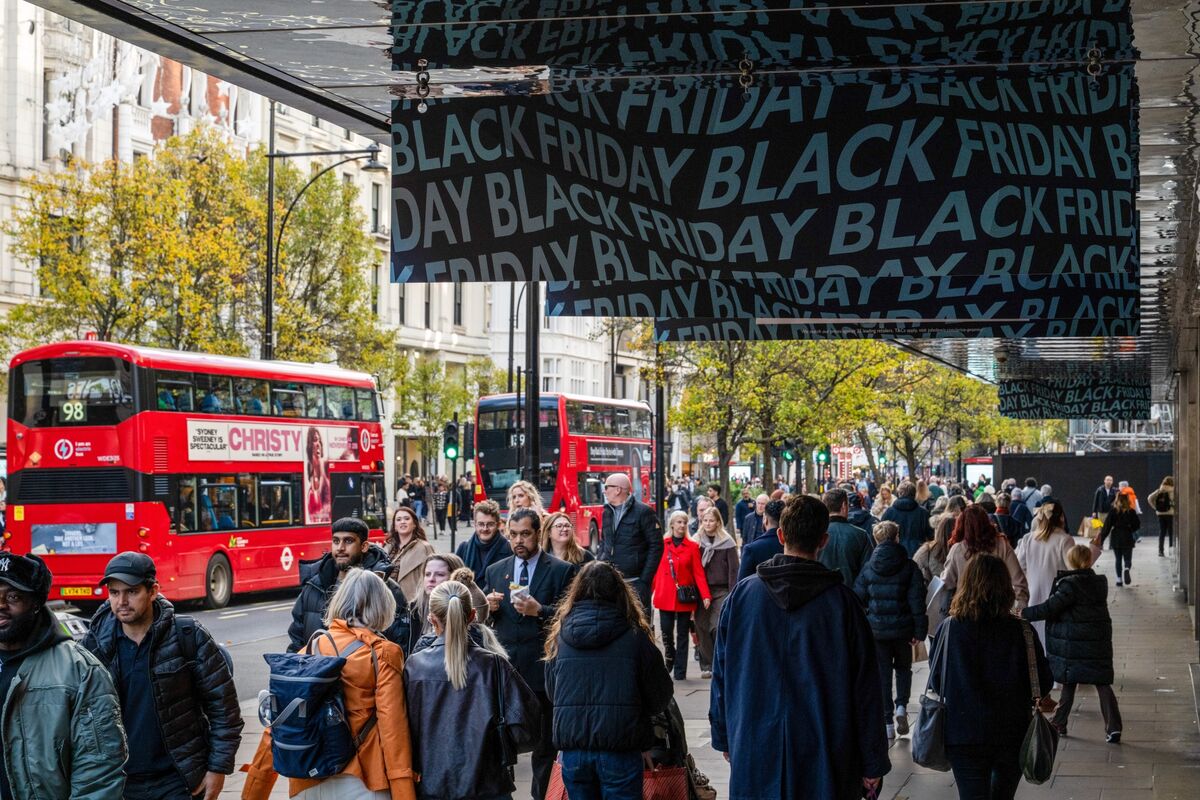 Illustrative photo for: UK Retail Sales Slow Despite Black Friday Deals, Says