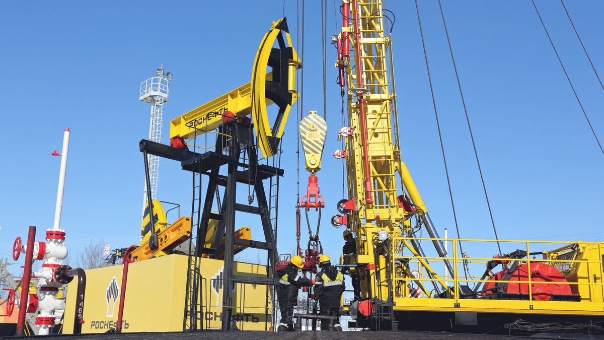 Illustrative photo for: Russia crude output sanctions Limit Oil Production Amid