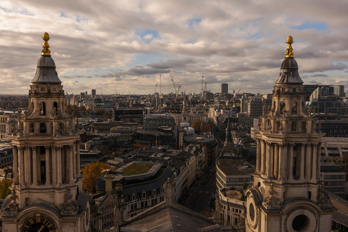 Illustrative photo for: UK Economic Outlook Signals Contracting Economy Amid Bond