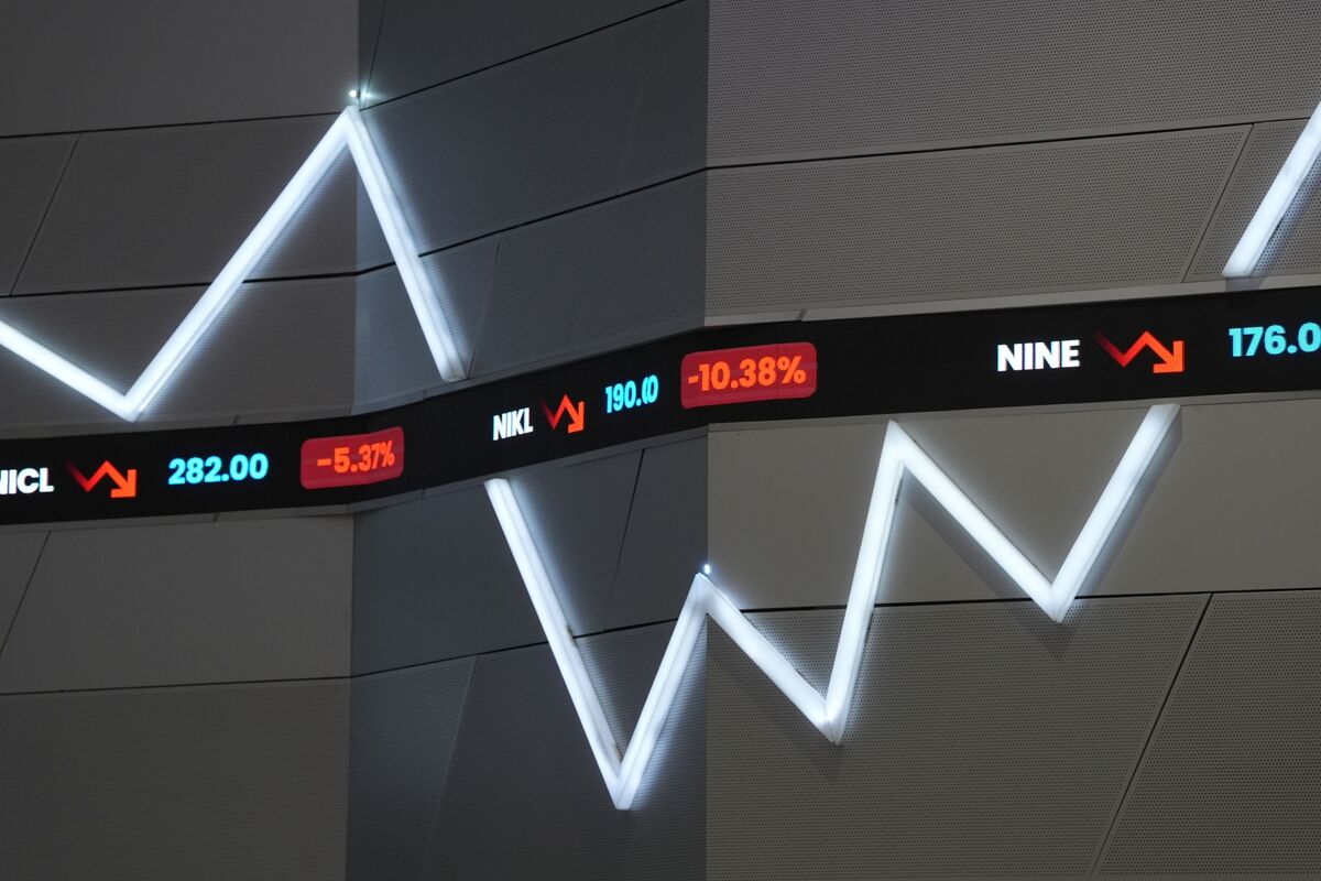 Illustrative photo for: Asian investors stock betting rebounds after past losses