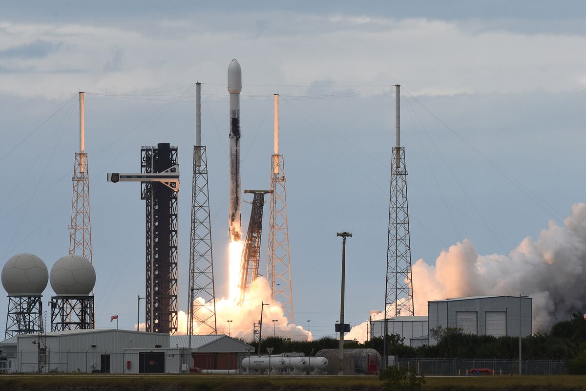 Illustrative photo for: Alphabet SpaceX valuation soars to $800B amid tender boost