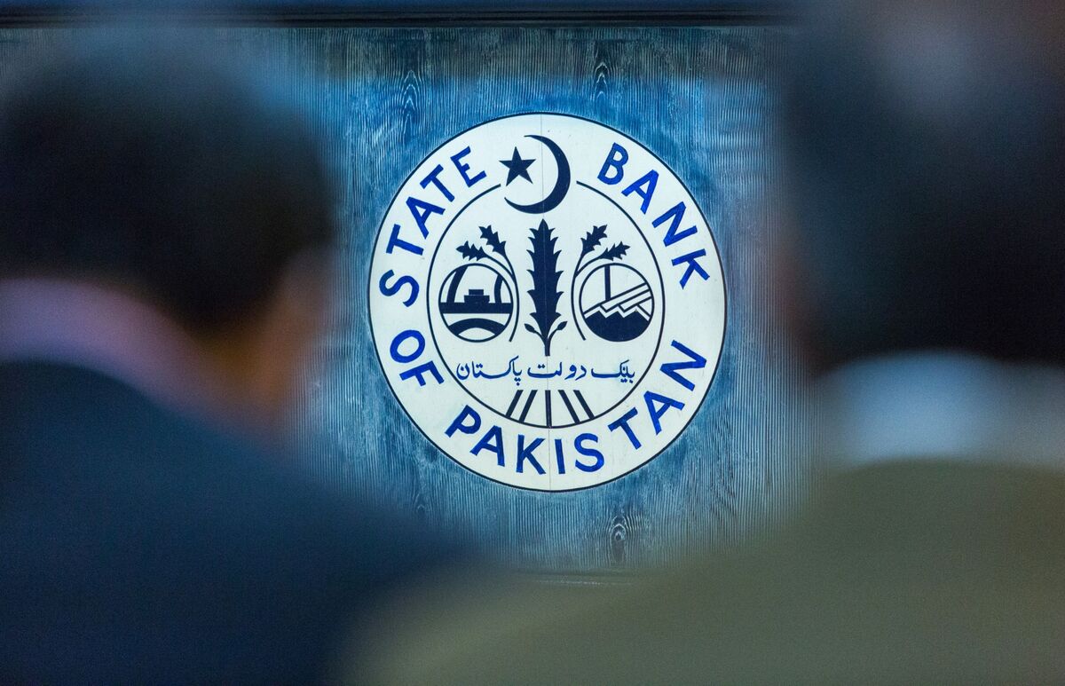 Illustrative photo for: Pakistan interest rate cut as IMF approves new loan payment