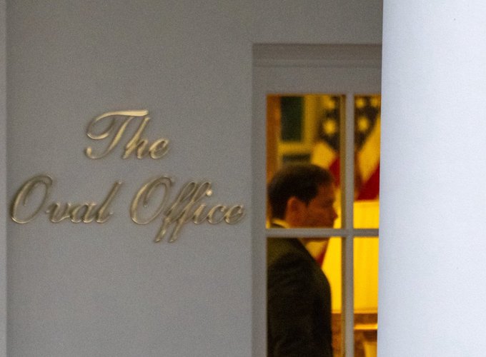 Illustrative photo for: Photos Capture Rubio Oval Office Wait as Trump Returns