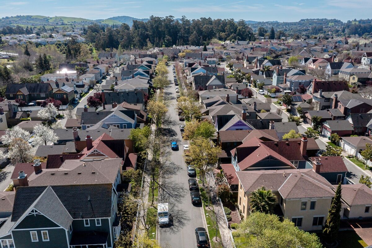 Illustrative photo for: US Mortgage Rates Edge Slightly Lower This Week