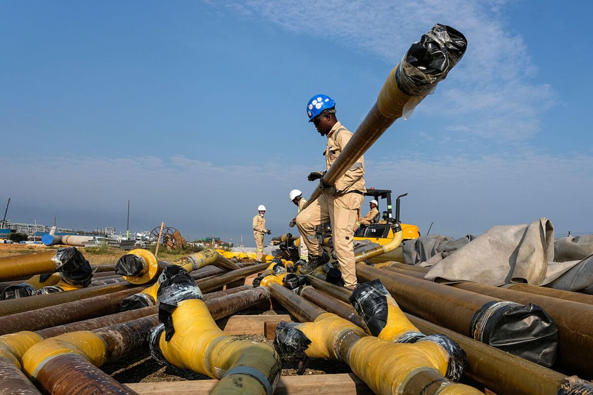 Illustrative photo for: Uganda Oil Loan: Uganda National Oil Co. Secures $2B from