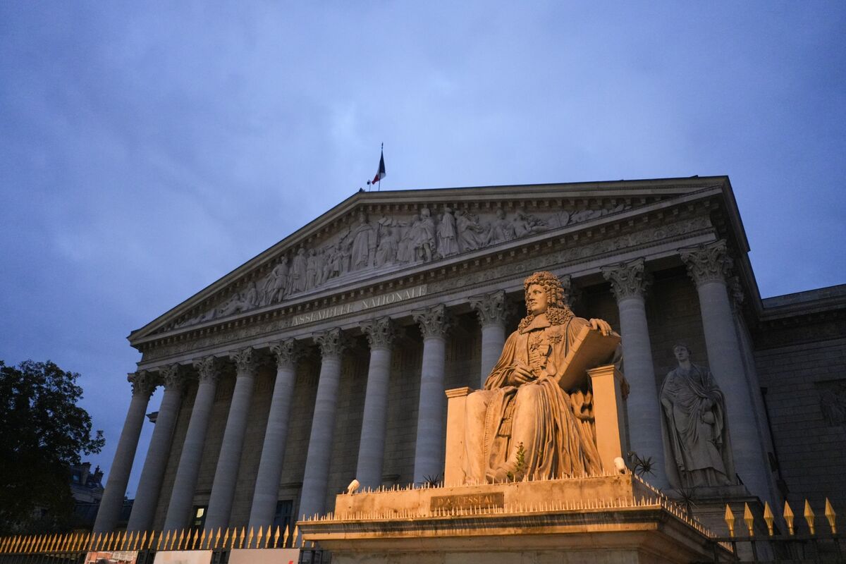 Illustrative photo for: French cabinet budget legislation to extend vital spending