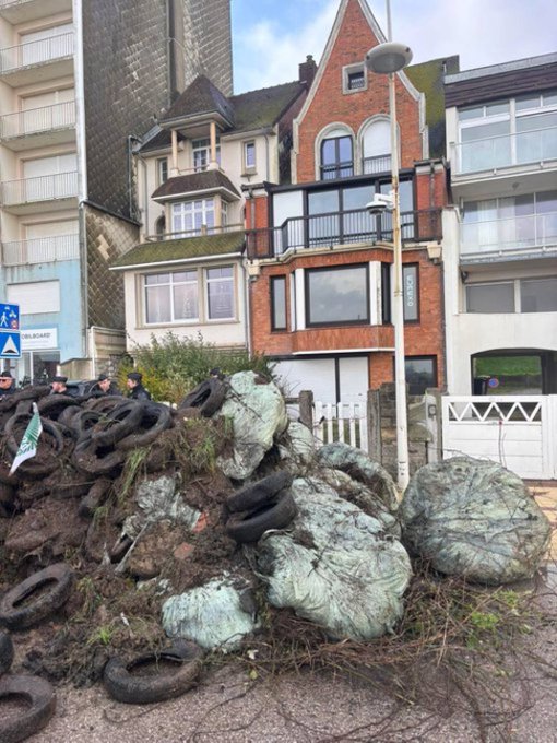 Illustrative photo for: French farmers manure protest outside Macron’s residence in