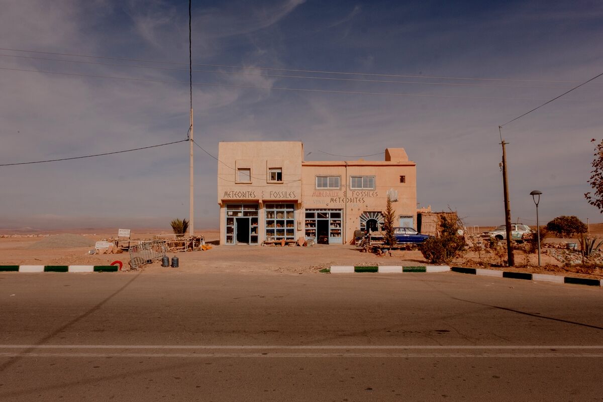 Illustrative photo for: Sahara Meteorite Hunting: Hunters Search Desert for Rare