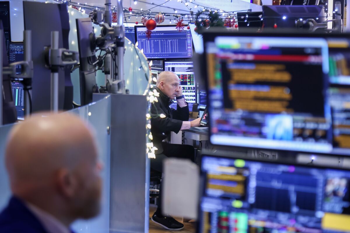 Illustrative photo for: $1 Trillion Flows Out of Active Equity Funds Amid Market