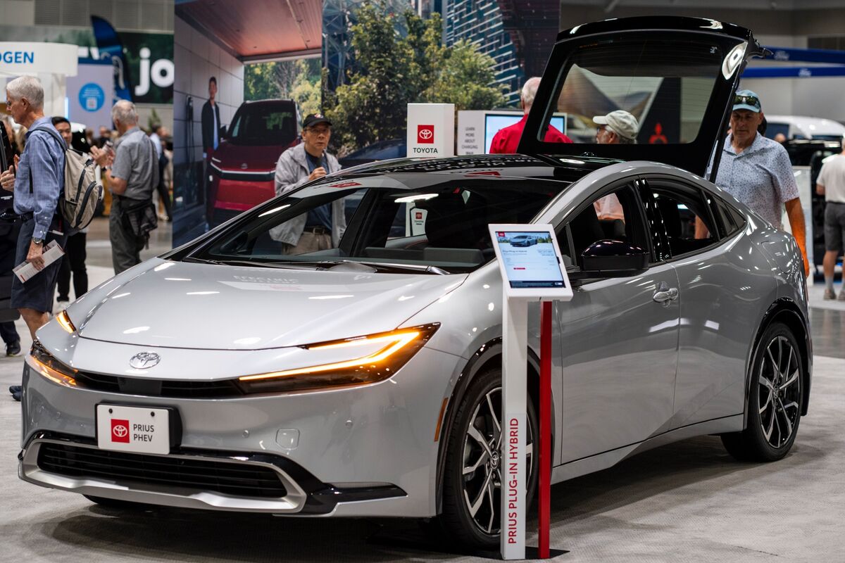 Illustrative photo for: Hybrid Vehicles: The Critical Electrification Solution for