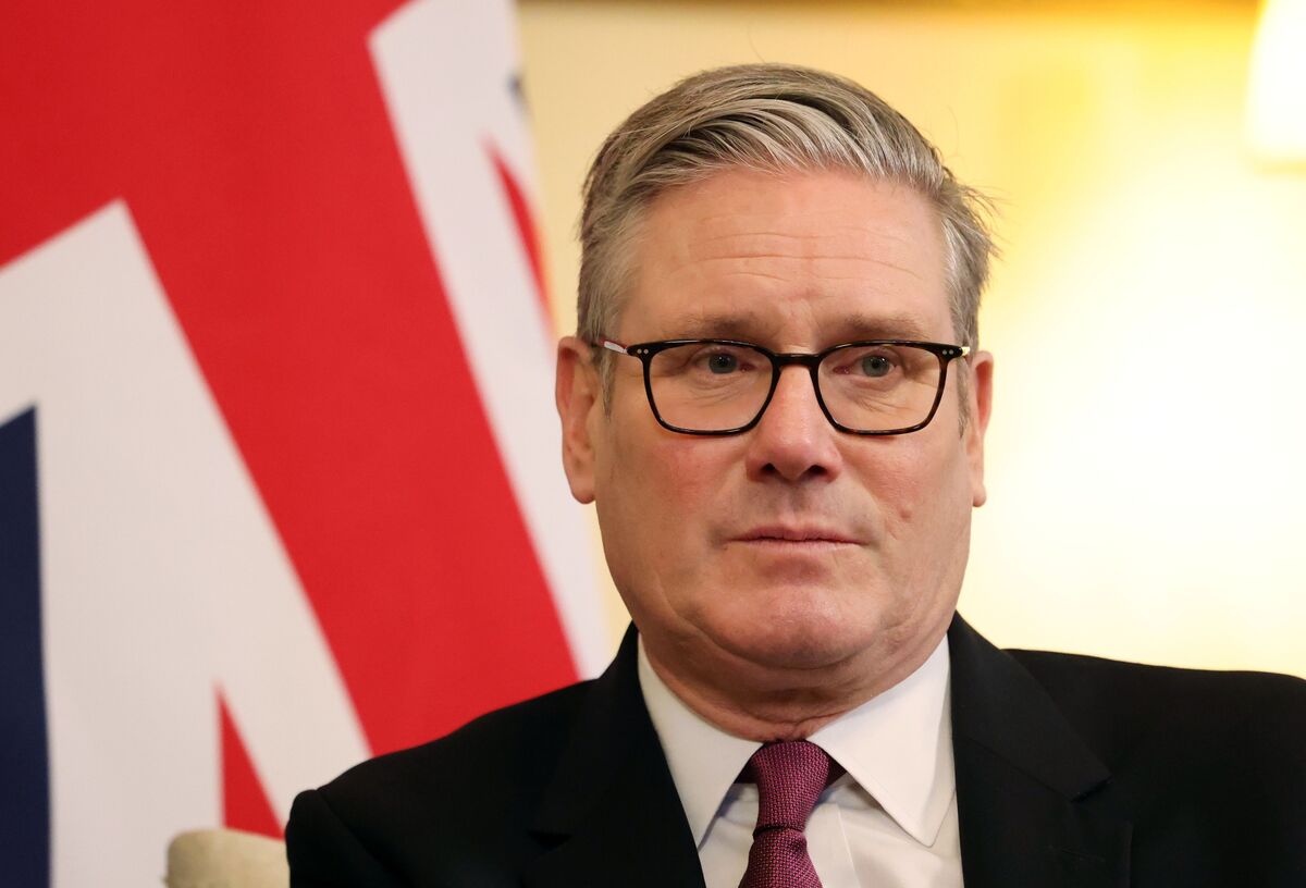 Illustrative photo for: UK economy Labour polling dips amid challenge for Starmer