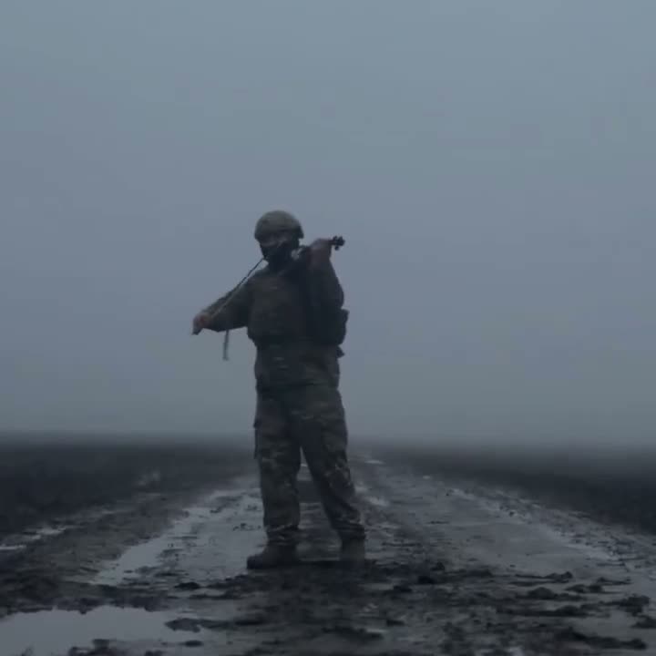 Illustrative photo for: Ukrainian soldier violin performance wows with Radiohead's