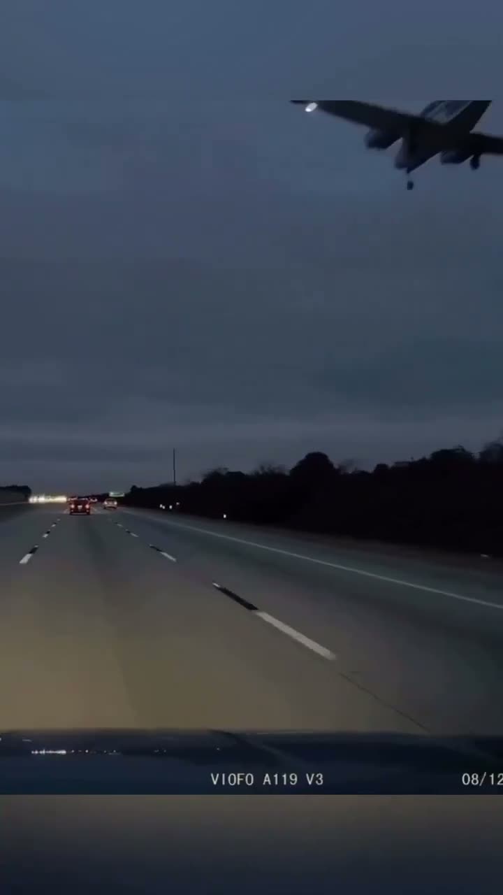 Illustrative photo for: Florida plane highway crash: Small plane makes emergency