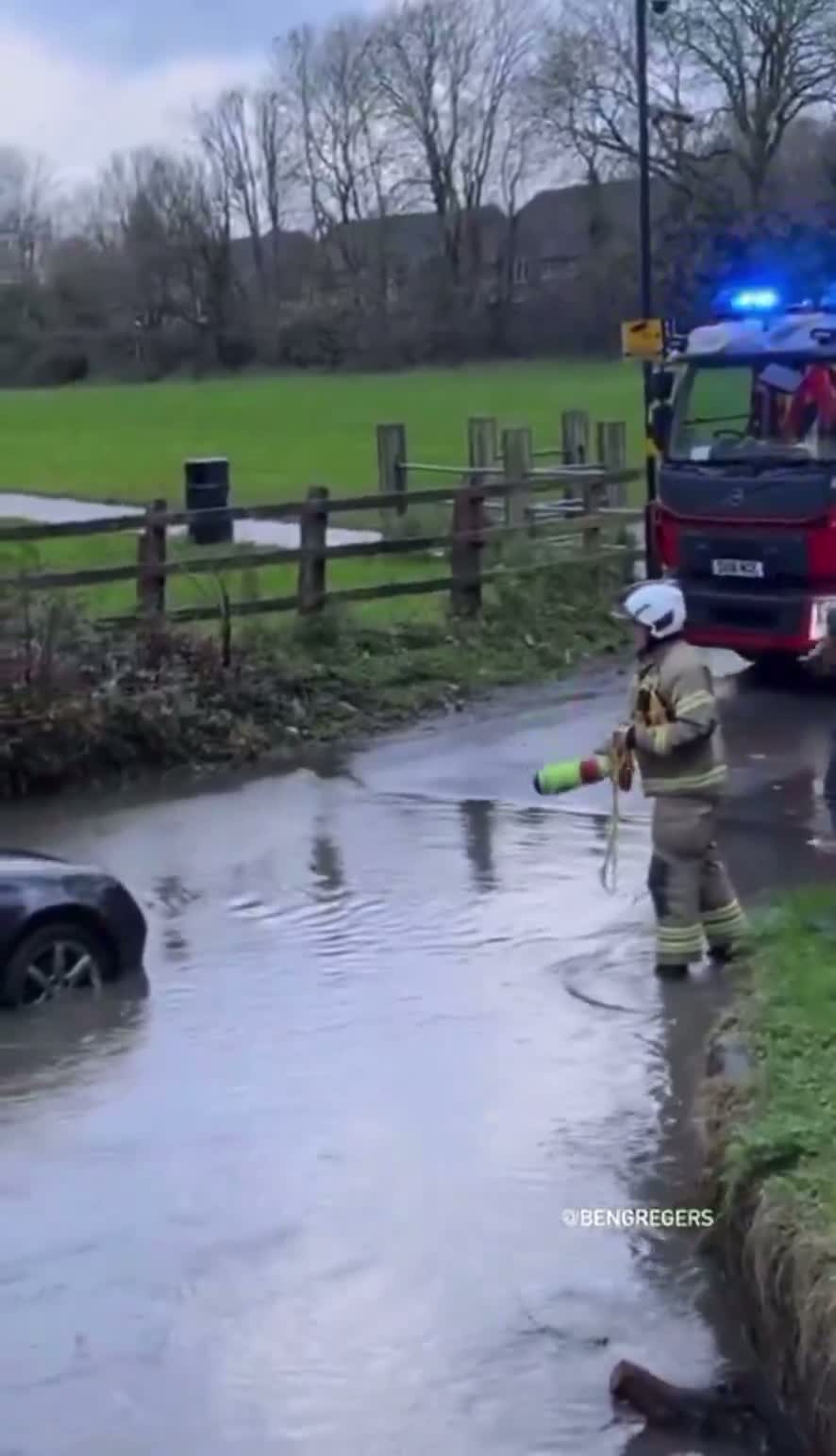 Illustrative photo for: UK flooding emergency rescue: Woman survives after calling