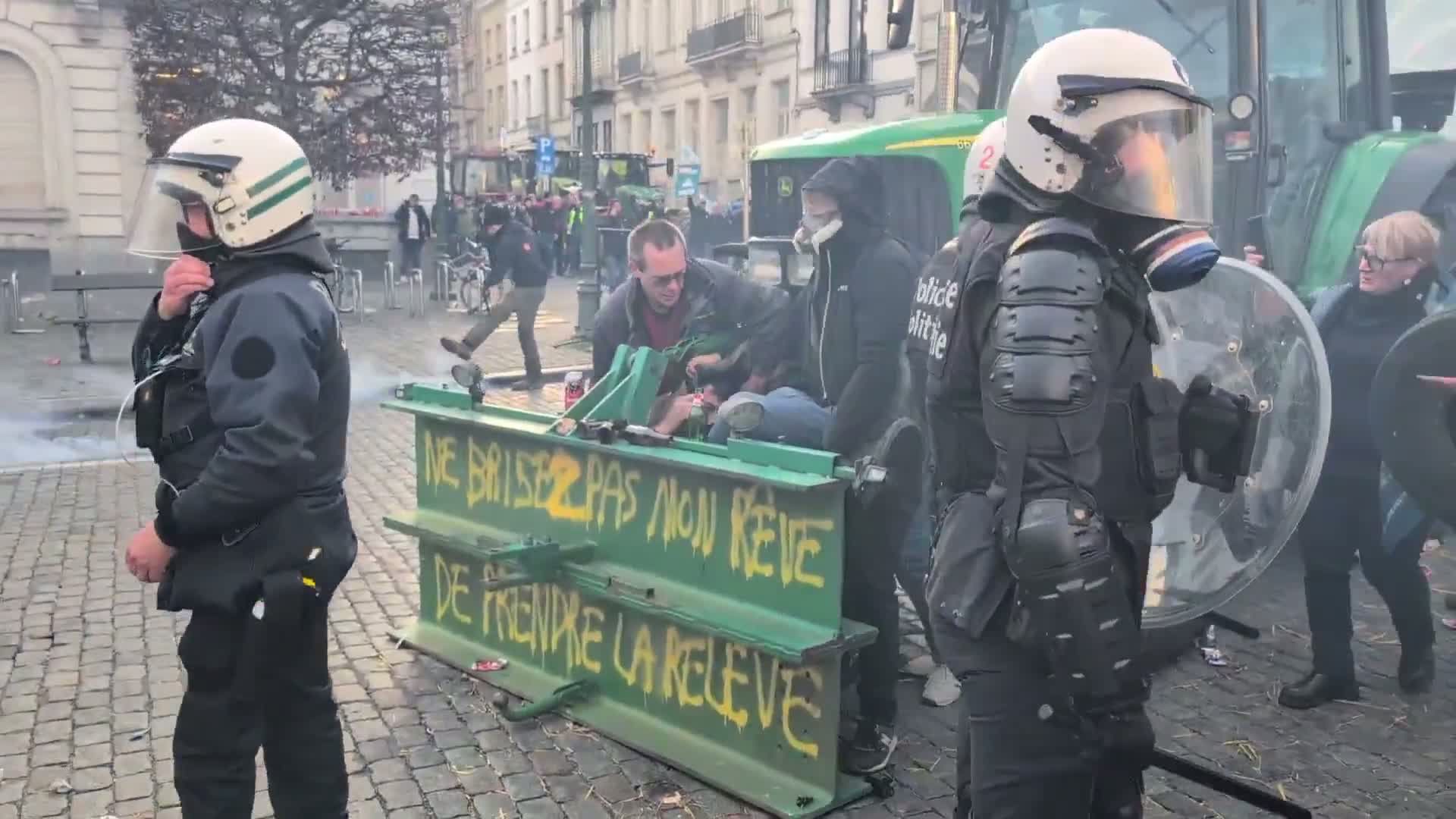 Illustrative photo for: Farmer protests Brussels escalate beyond authorized limits