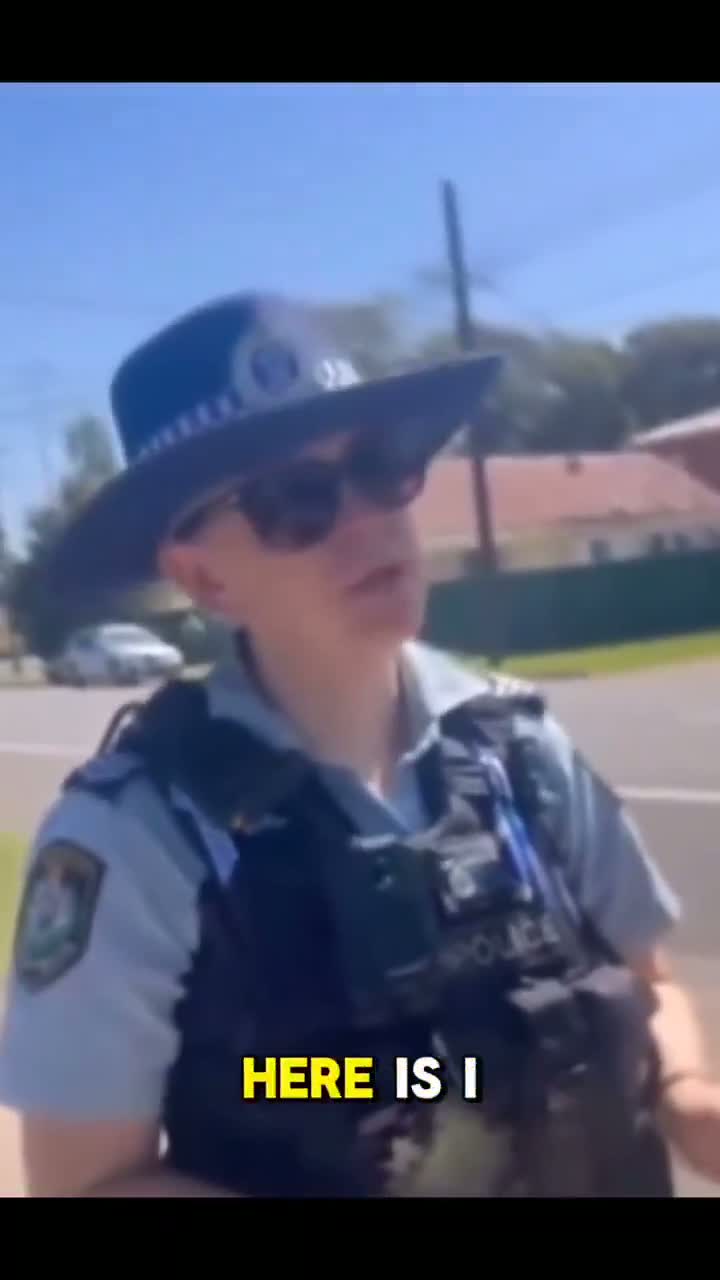 Illustrative photo for: Australian police officer instructs man to remove police