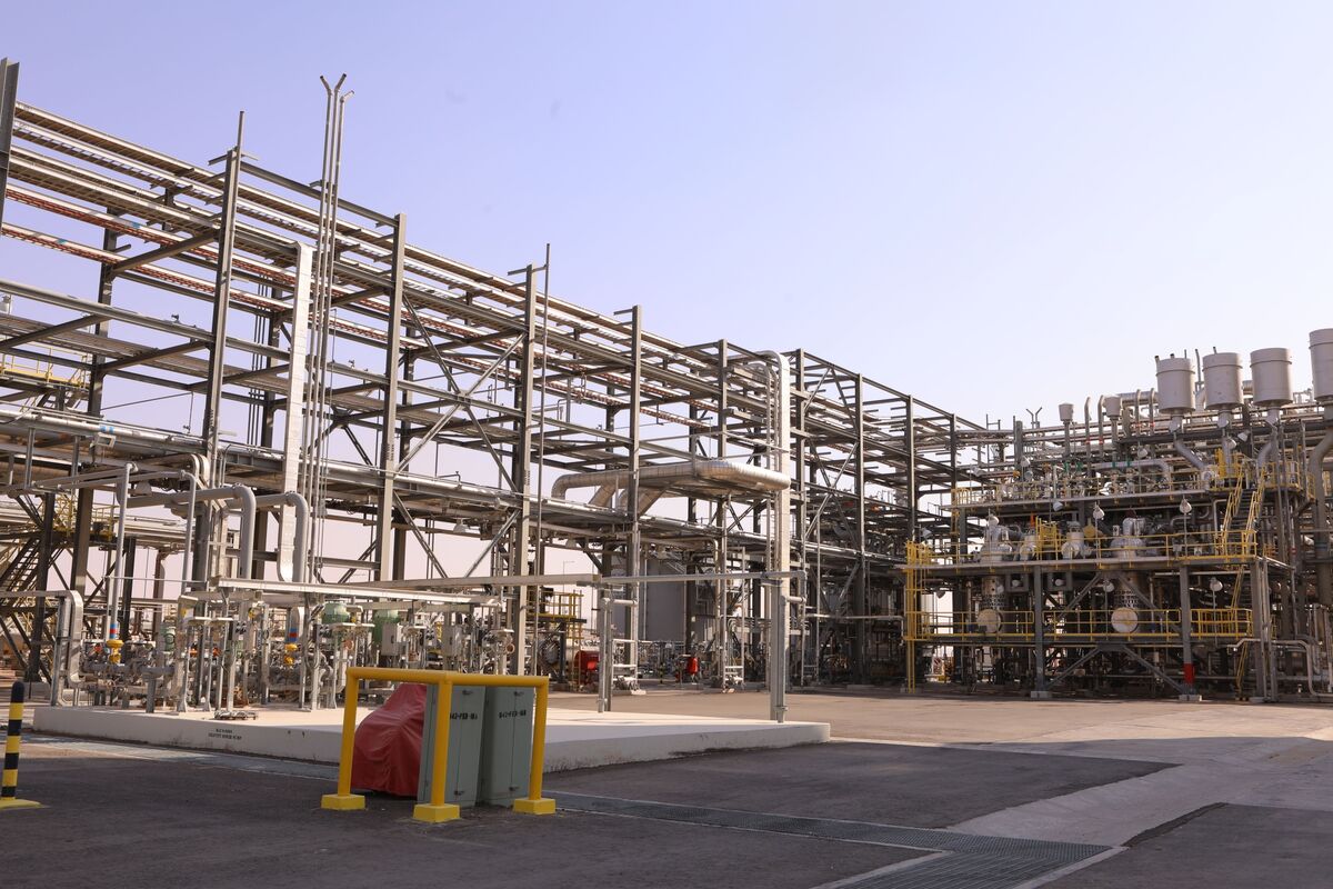 Illustrative photo for: Saudi Arabia Lowers Crude Price to Asia for Third Month