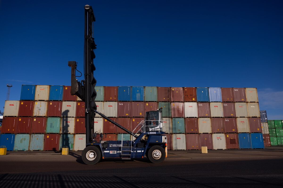 Illustrative photo for: UK overseas order growth Surges for the First Time in Over