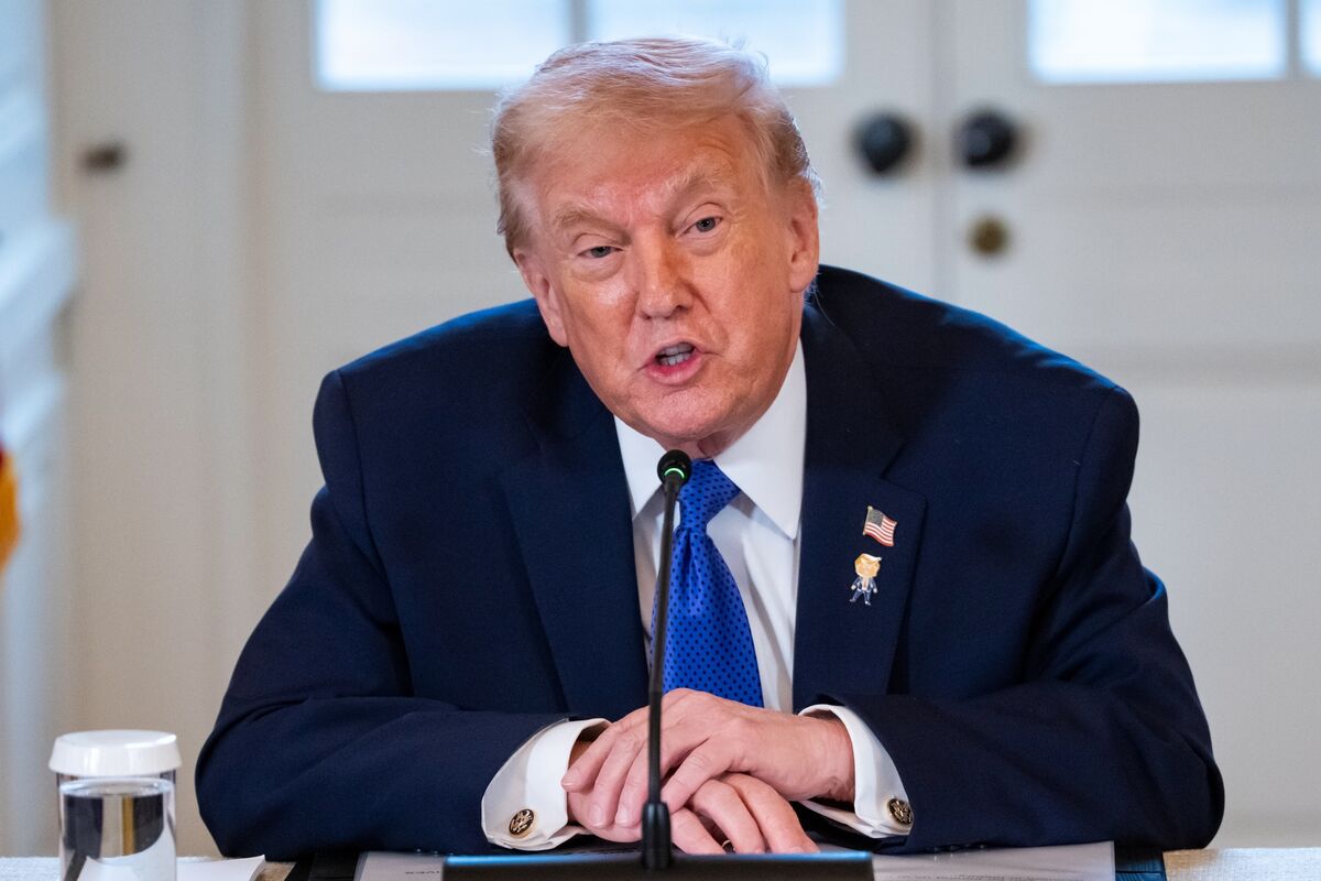 Illustrative photo for: Trump credit card interest cap Proposed to Limit Rates for