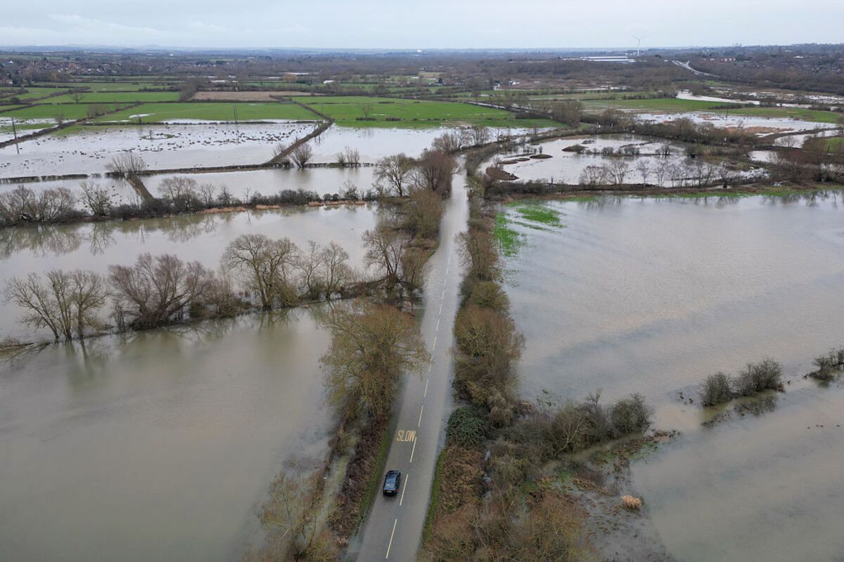 Illustrative photo for: UK wintry weather forecast: Snow and Heavy Rain Ahead After