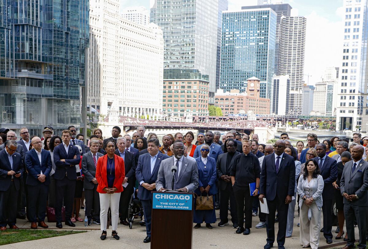 Illustrative photo for: Chicago Mayor Brandon Johnson Faces Challenges in City
