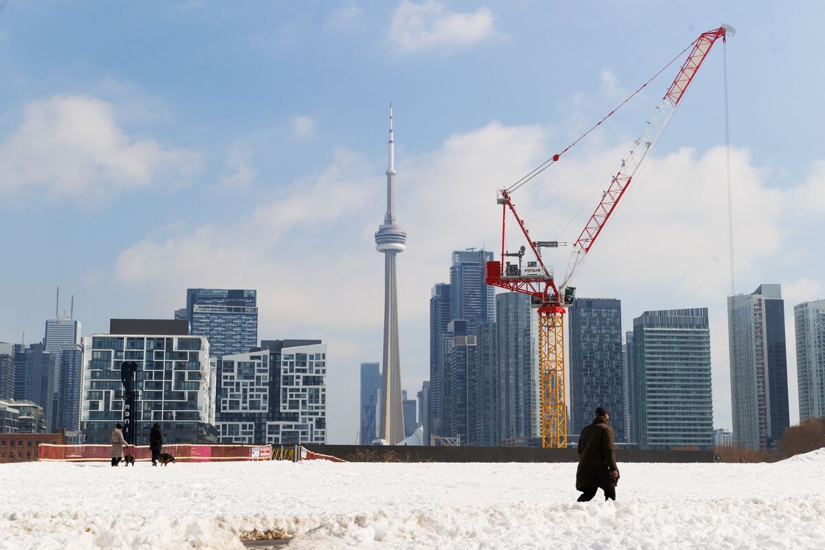 Illustrative photo for: Canadian real estate funds restrict withdrawals as property