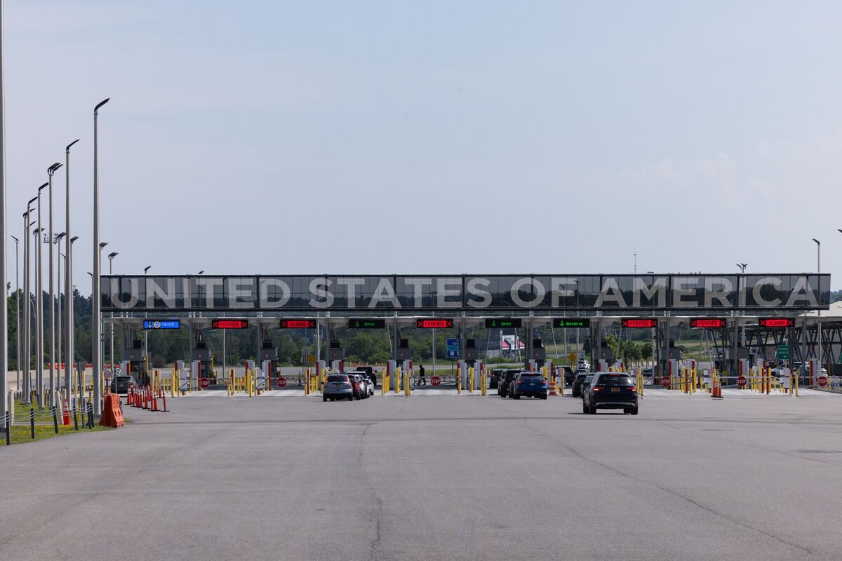 Illustrative photo for: Canadian US travel decline hits 28% in 2025 due to tariffs