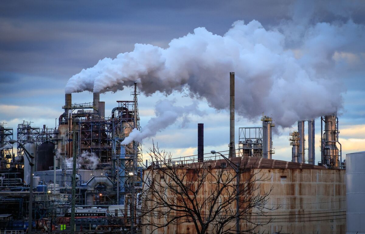 Illustrative photo for: Oil Price Protection Demand Grows as Iran Protest Risks