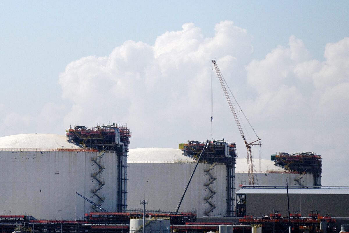 Illustrative photo for: Carlyle Group Weighs Investment in Commonwealth LNG Owned