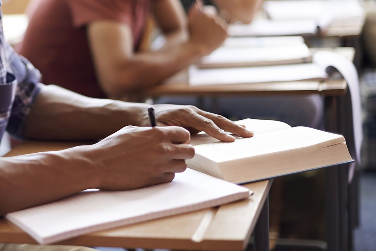 Illustrative photo for: Chartered Financial Analyst Pass Rate Drops to Lowest Since