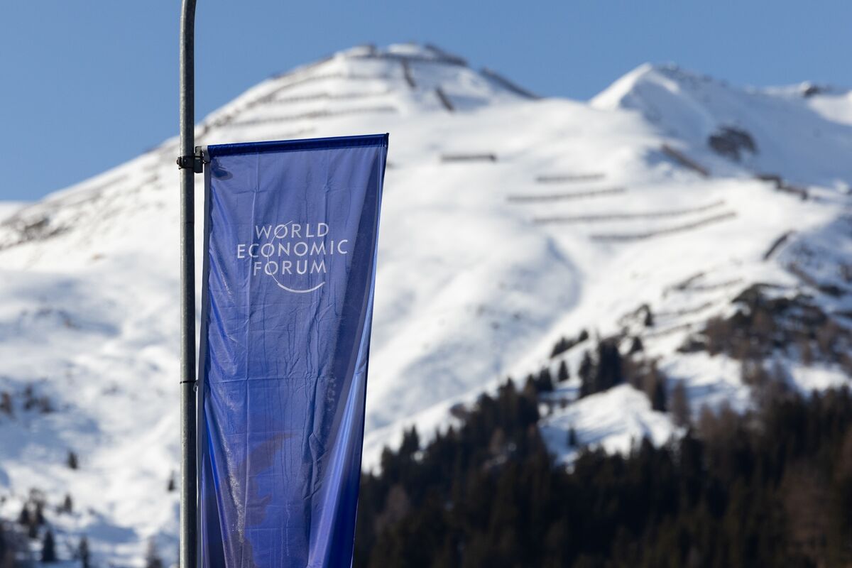 Illustrative photo for: Growing distrust in institutions rises worldwide amid