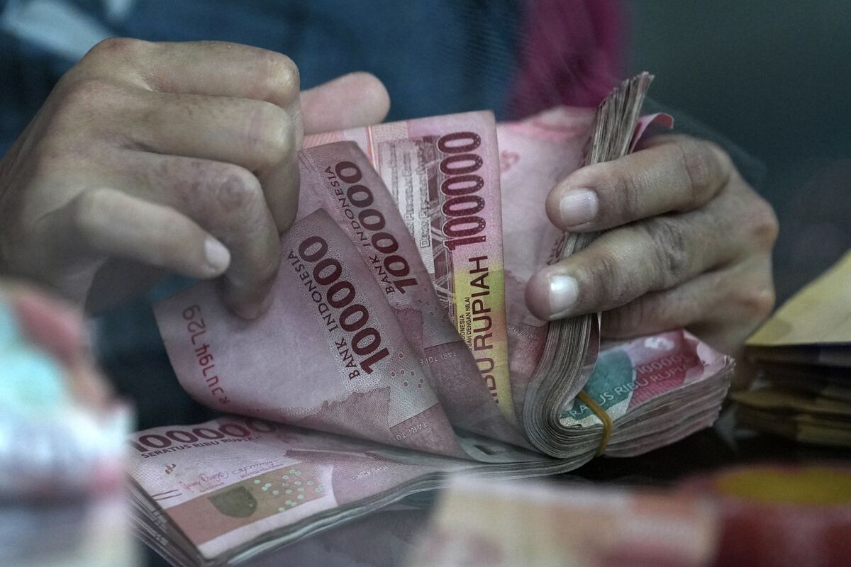 Illustrative photo for: Indonesia rupiah weakens amid central bank efforts and