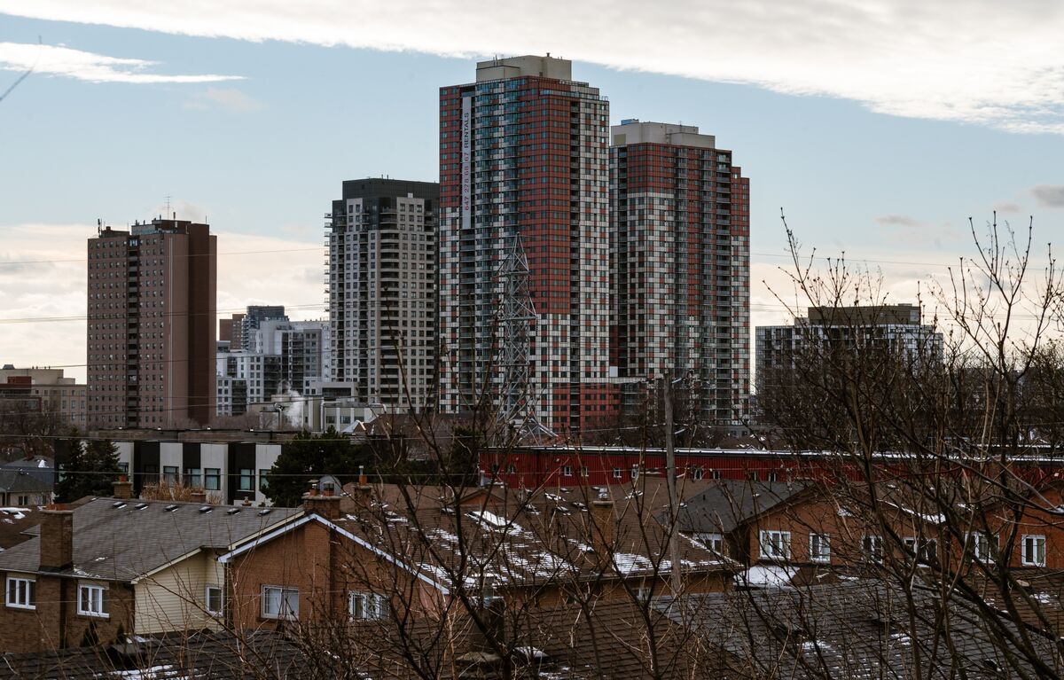 Illustrative photo for: Toronto condominium sales decline to 34-year low amid