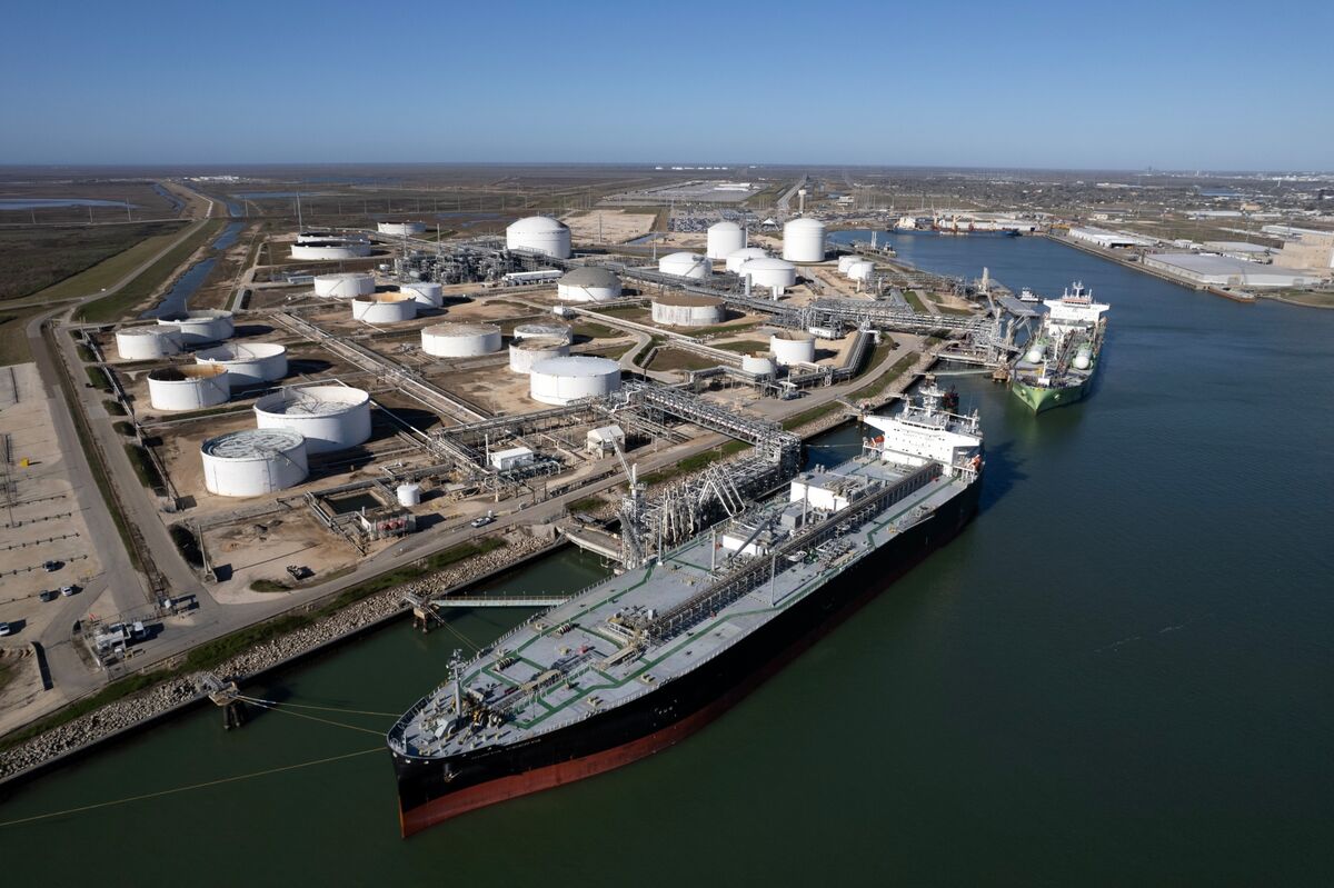 Illustrative photo for: Venezuela oil reforms set to end oil monopoly and open