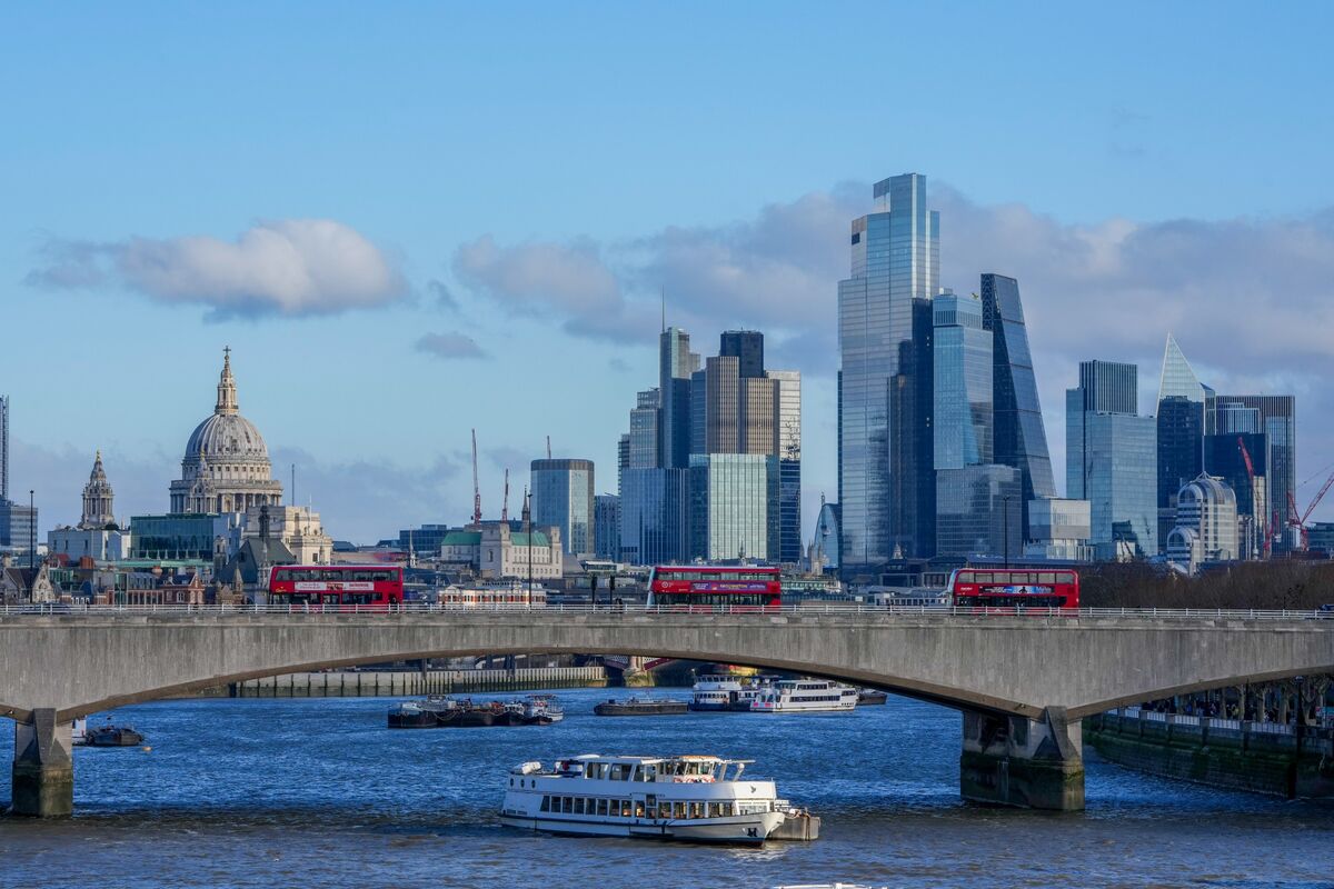 Illustrative photo for: Vanguard UK fund reduction: Largest UK fund to cut domestic