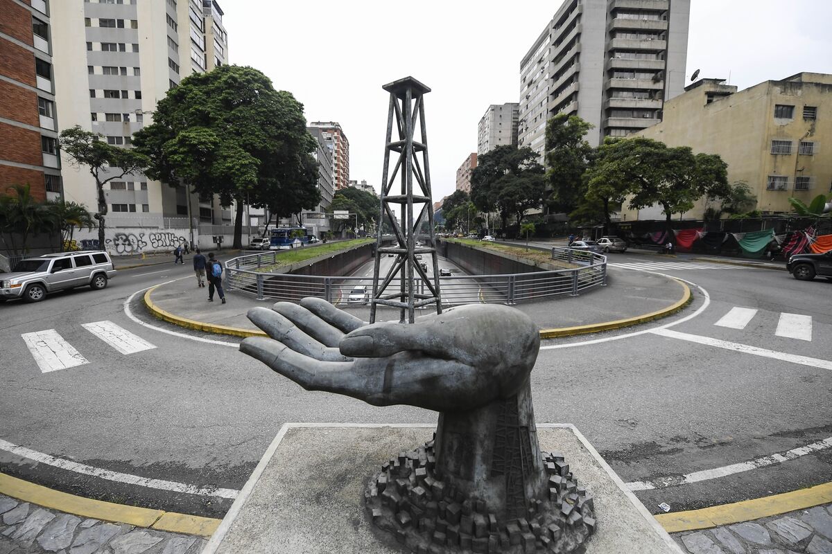 Illustrative photo for: Venezuela oil economy investment Faces Risks Amid