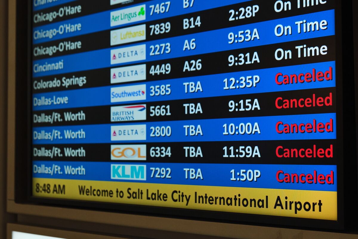 Illustrative photo for: US winter storm flights canceled: Thousands disrupted from