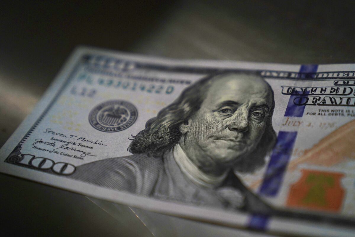Illustrative photo for: US dollar decline intensifies as debasement trade resurges