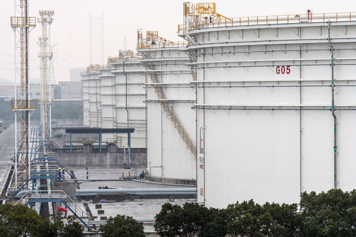 Illustrative photo for: Oil Prices Geopolitical Disruption Push Futures to $70