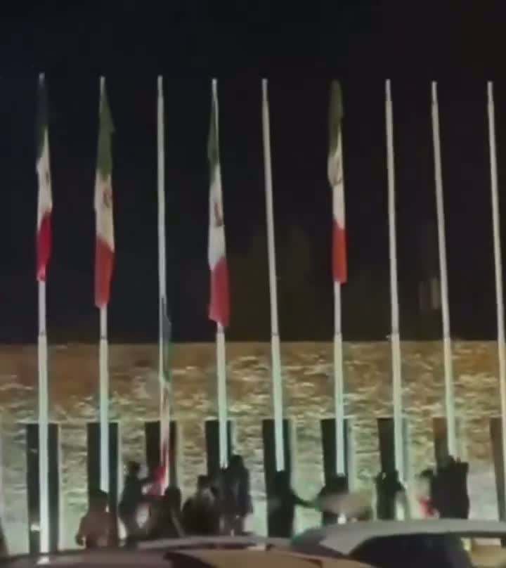 Illustrative photo for: Iranian Patriot Flag Protest: Patriots Remove Khamenei