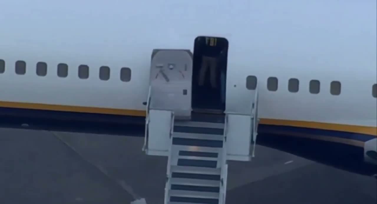 Illustrative photo for: FBI Maduro plane: Agents Seen Loading Equipment onto