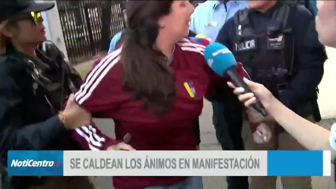 Illustrative photo for: Venezuelan Mother and Son Demonstration Disrupts Pro-Maduro