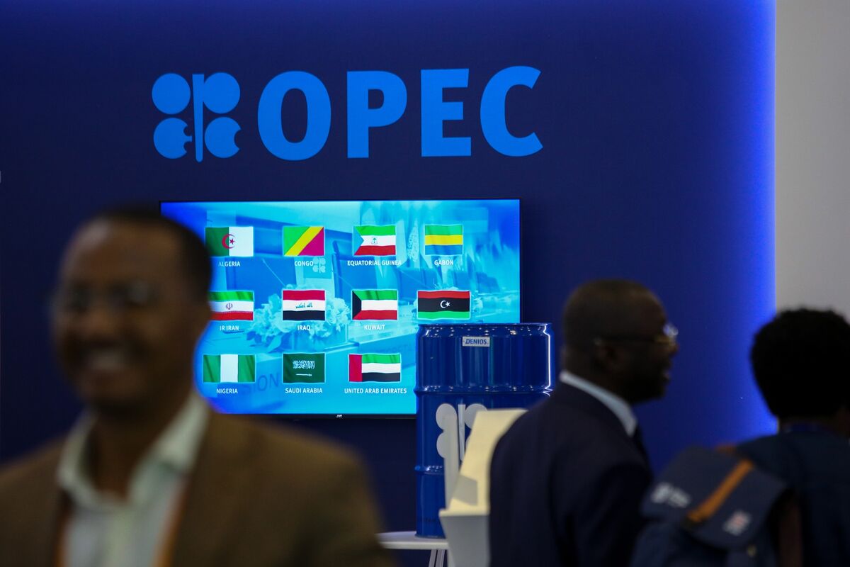 Illustrative photo for: OPEC production pause Approved as Delegates Confirm