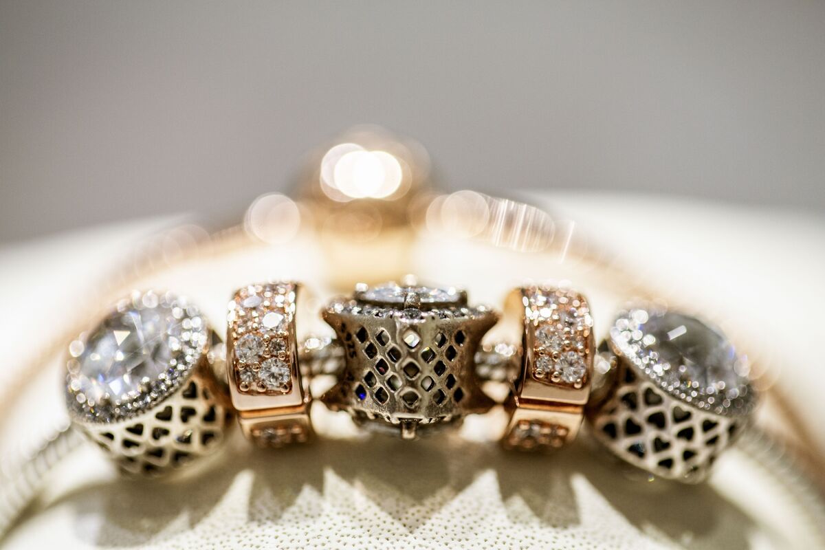 Illustrative photo for: Pandora sales buyback pause as company anticipates slowing