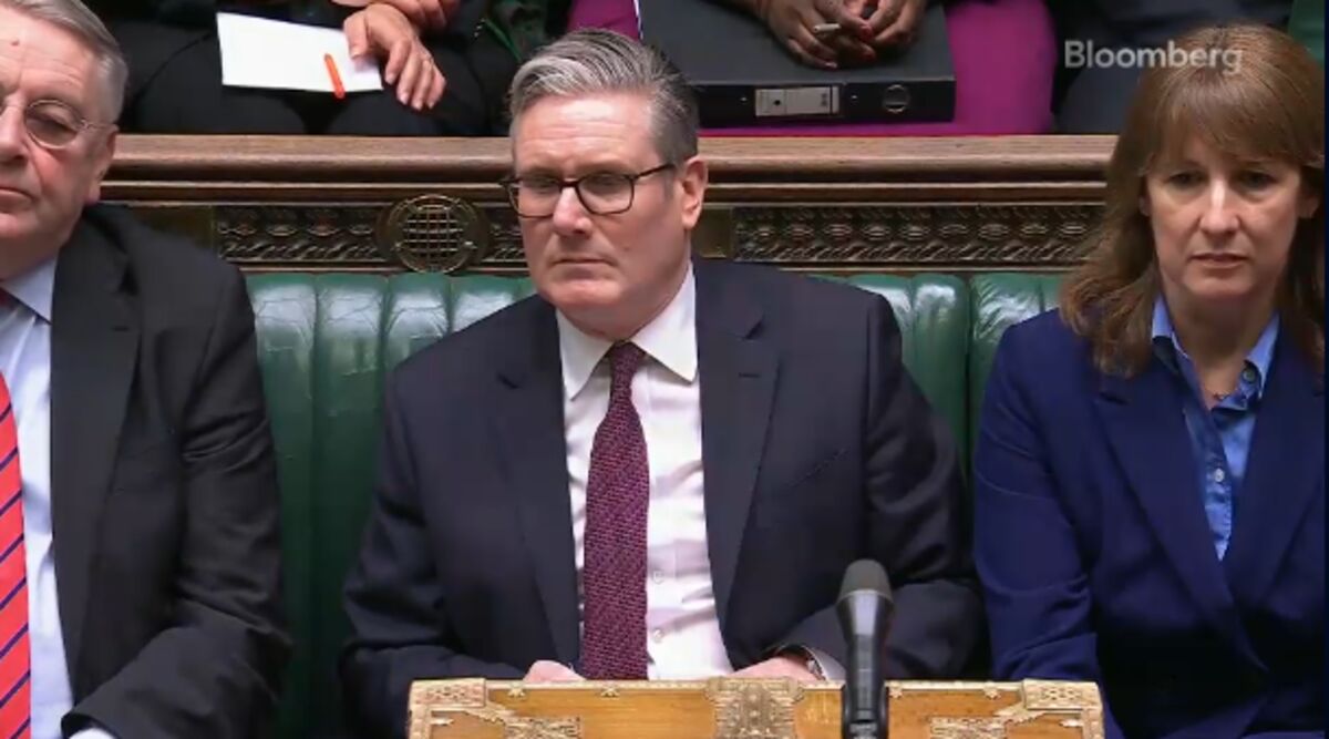 Illustrative photo for: Pound falls driven by leaders as PM Starmer and BoE