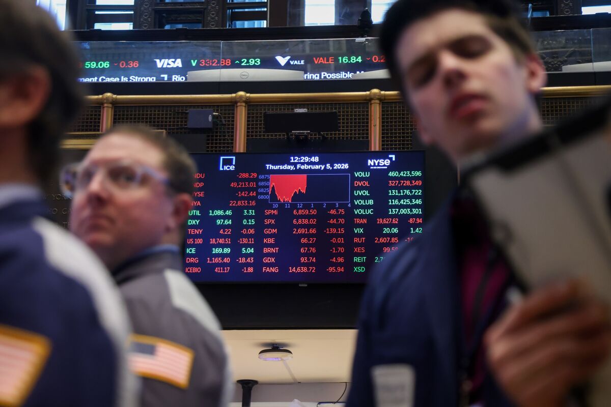 Illustrative photo for: Investors pullback amid valuations under pressure in markets