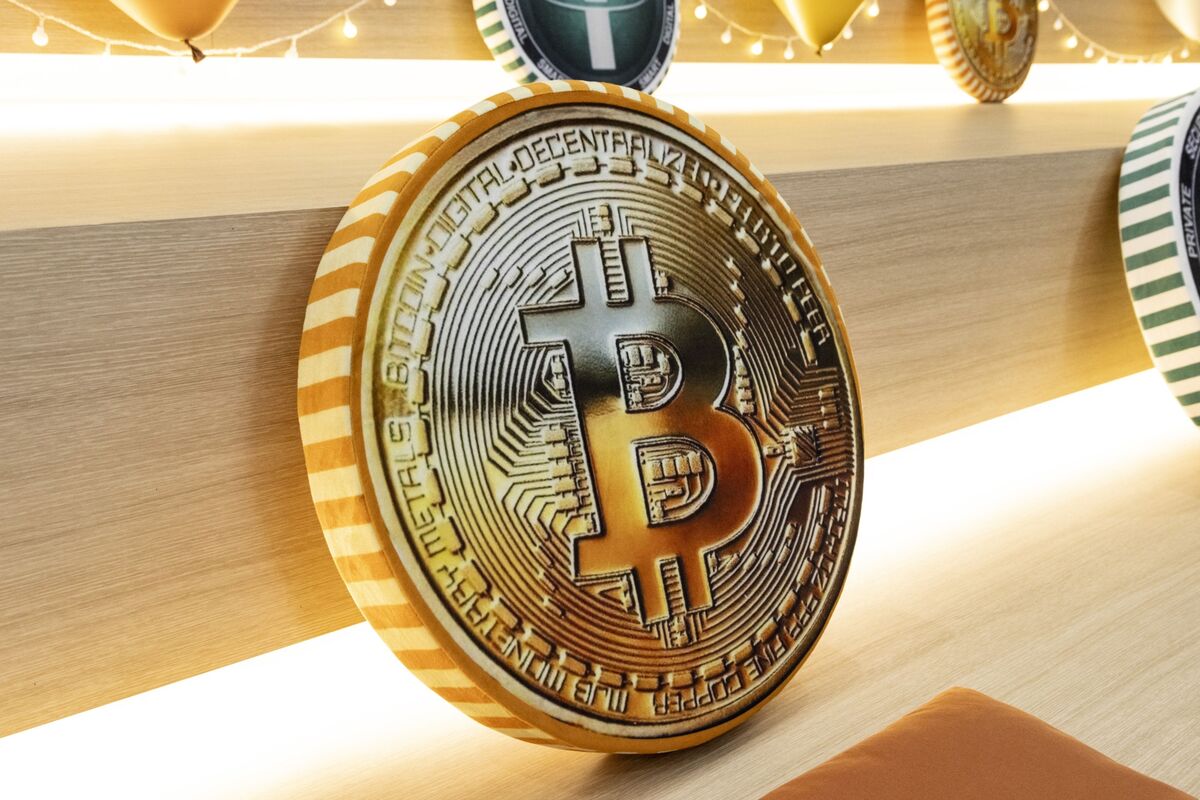 Illustrative photo for: Bitcoin holders support recovery doubts