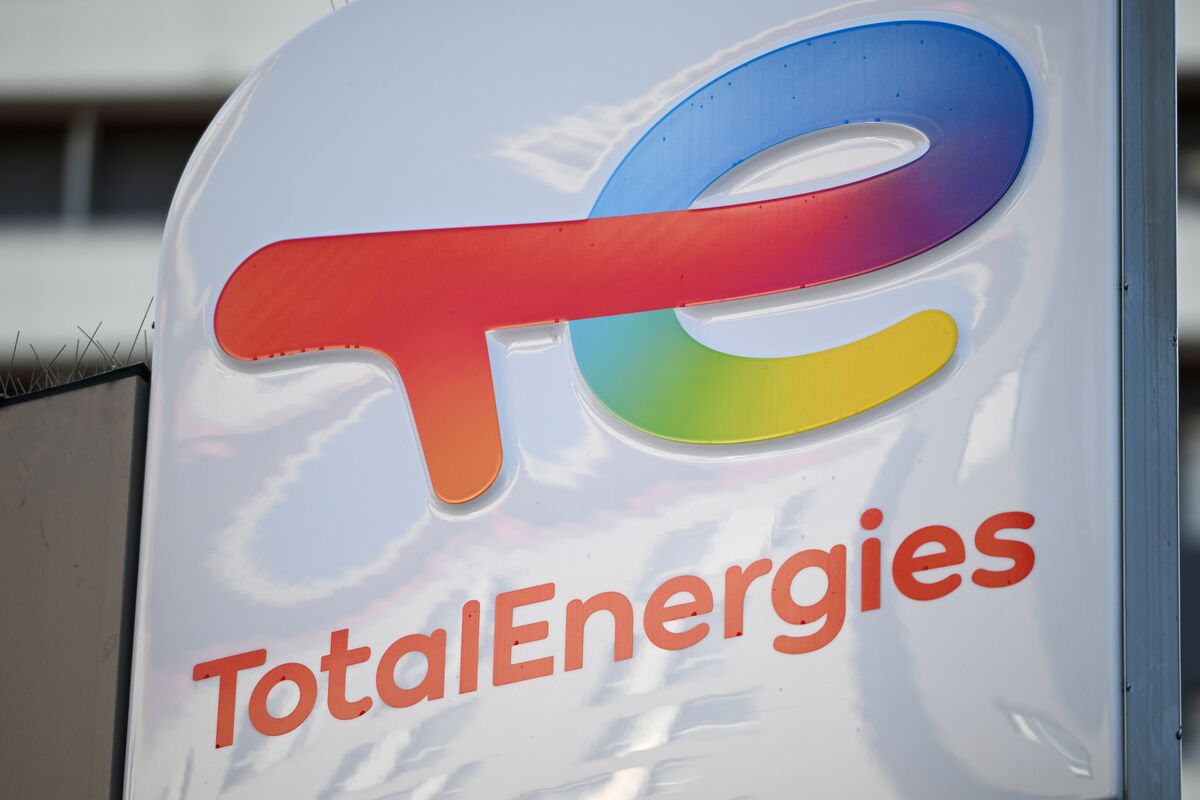 Illustrative photo for: Total cuts buyback pace as profits fall, joining European