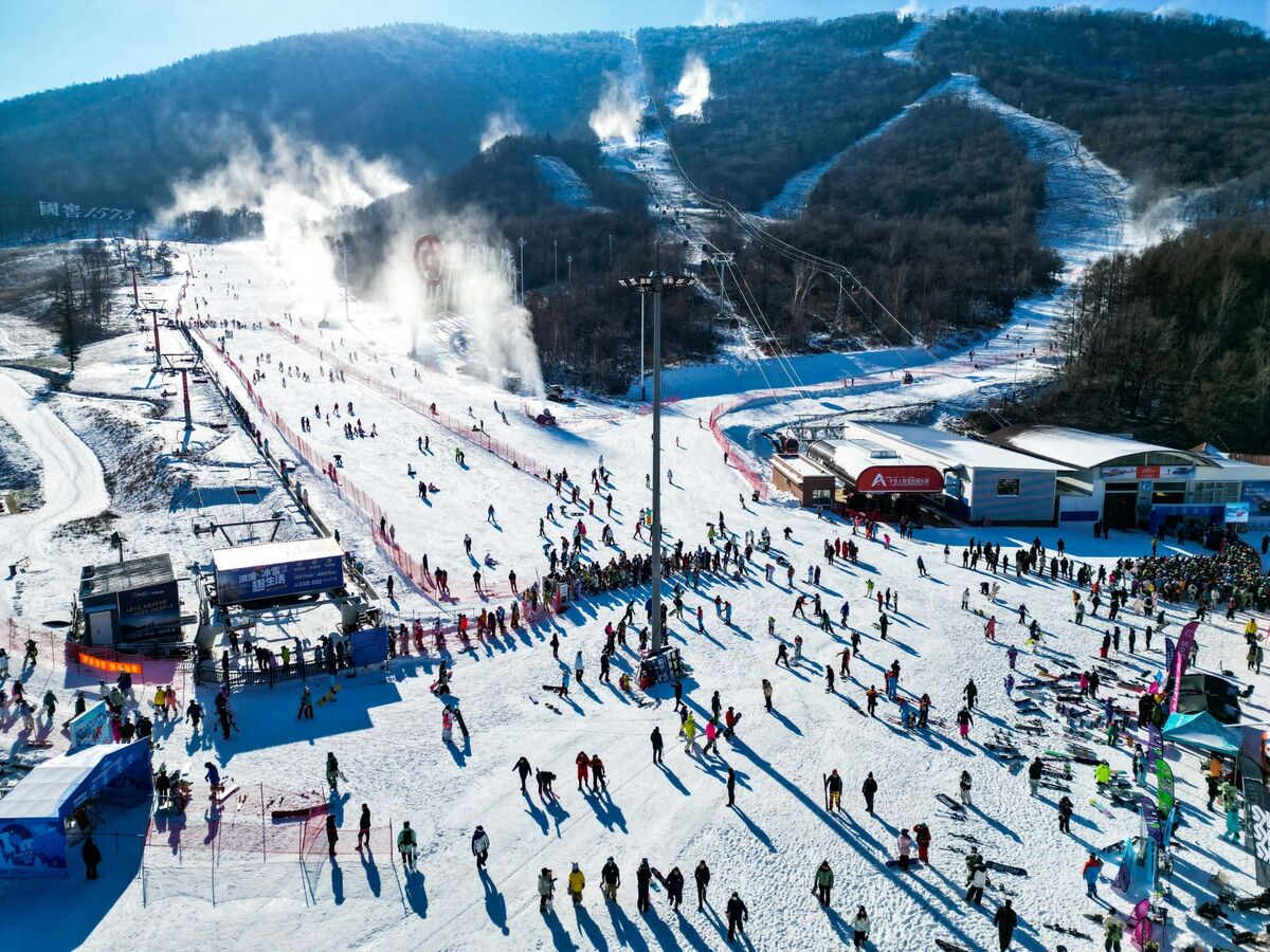 Illustrative photo for: Domestic ski resorts rise: Chinese tourists shift away from